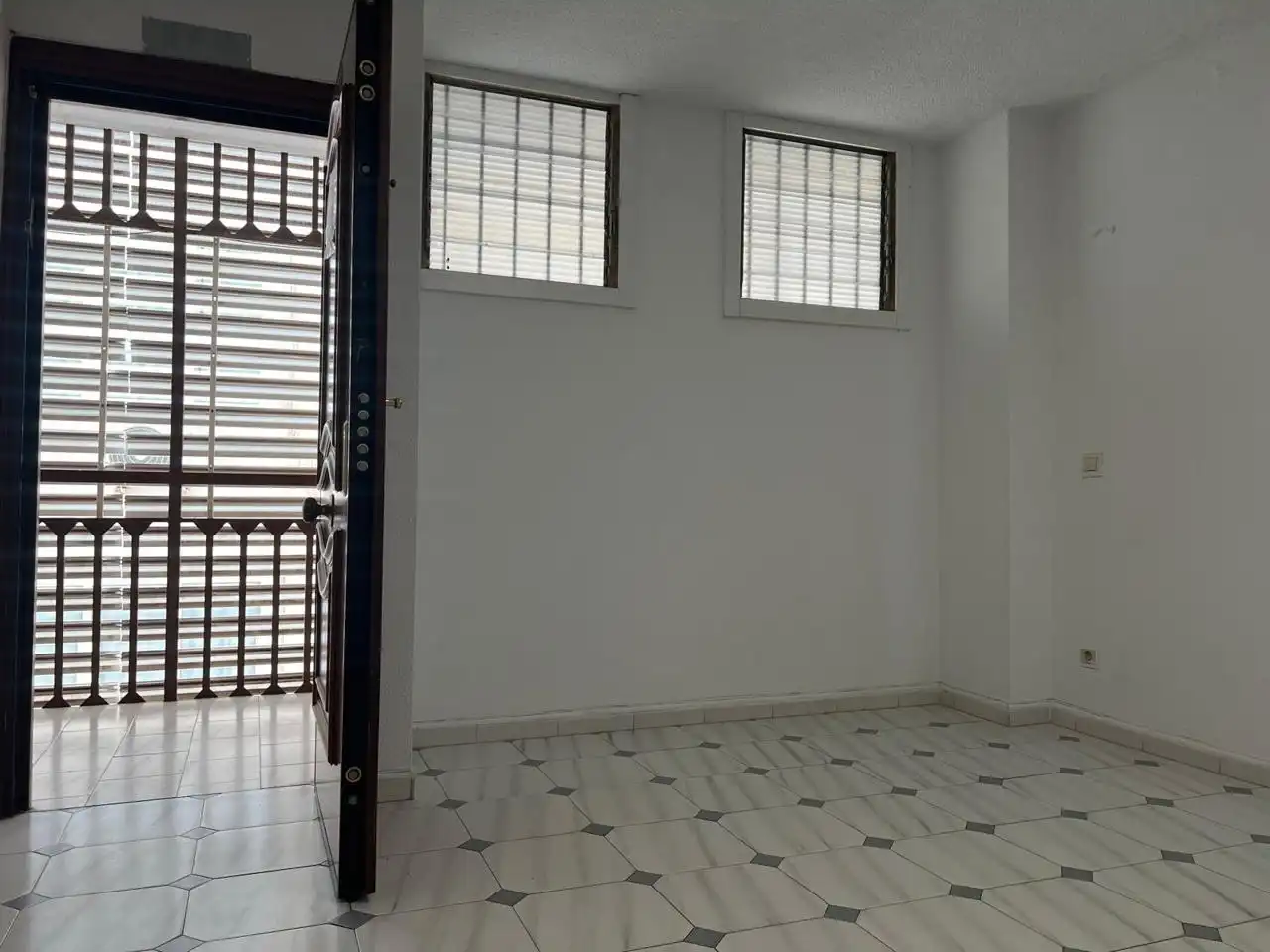 Office for rent in Fuengirola  with Air Conditioner
