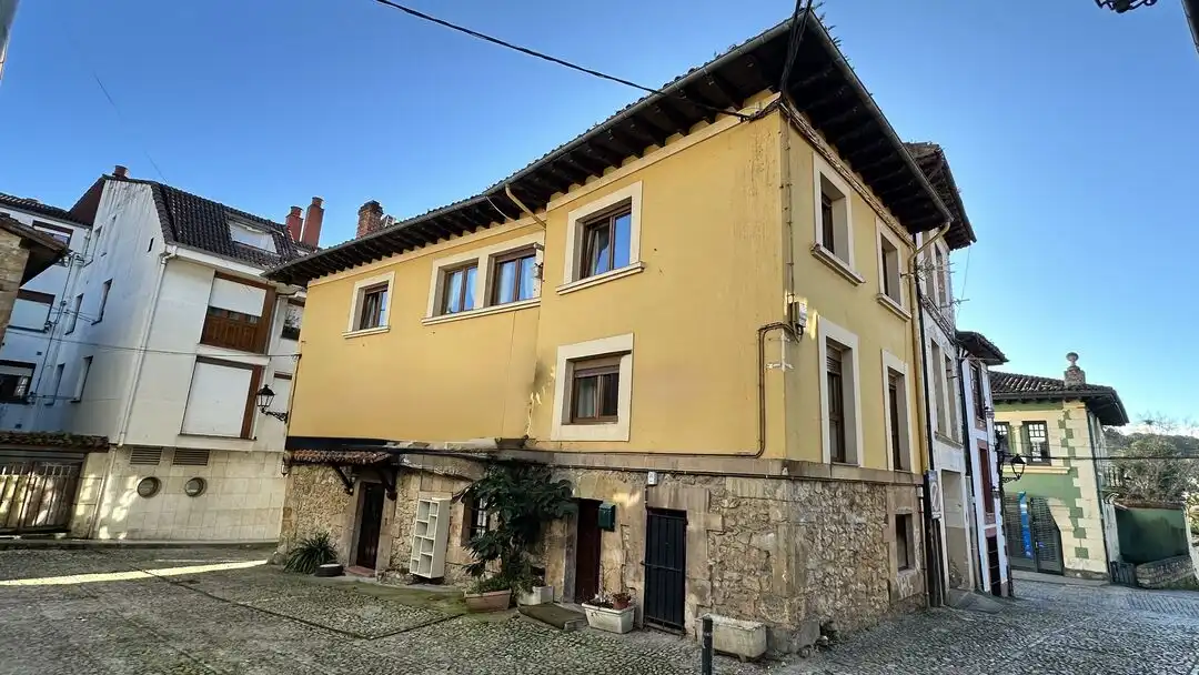 Vista exterior de Edifici en venda en Comillas (Cantabria)