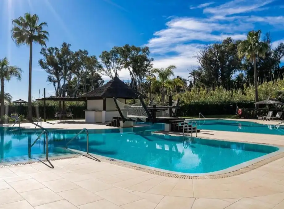 Piscina de Apartament en venda en Estepona amb Aire condicionat, Calefacció i Jardí privat