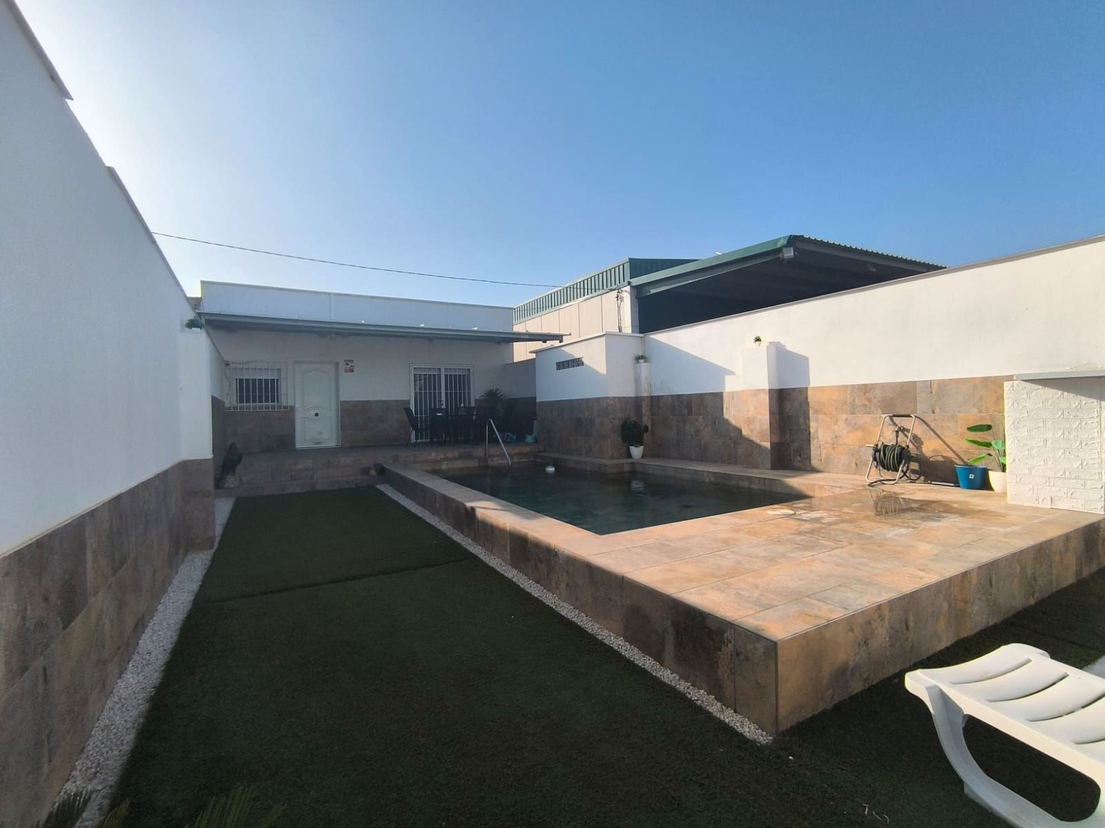 Piscina de Casa adosada en venda en Roquetas de Mar amb Aire condicionat, Calefacció i Jardí privat