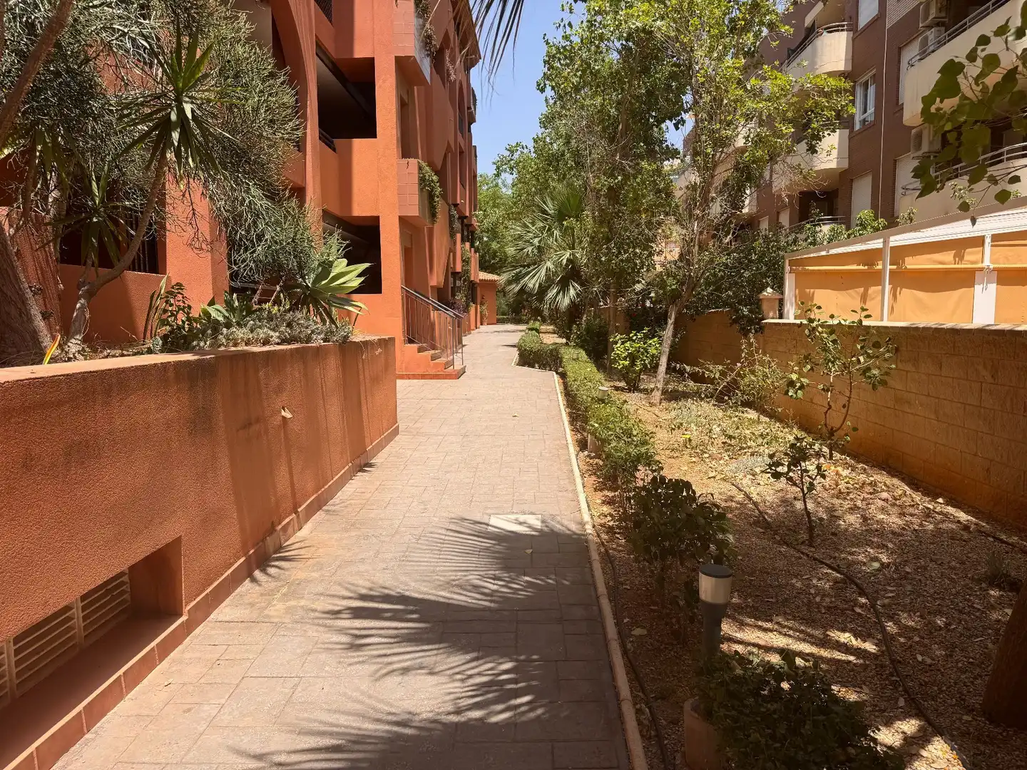 Vista exterior de Apartament en venda en Roquetas de Mar amb Aire condicionat, Terrassa i Piscina comunitària