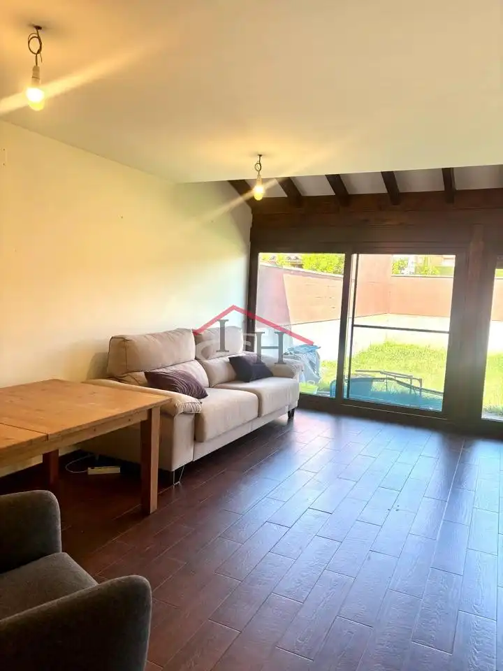 Sala de estar de Casa adosada en venta en Sariegos con Calefacción, Jardín privado y Terraza