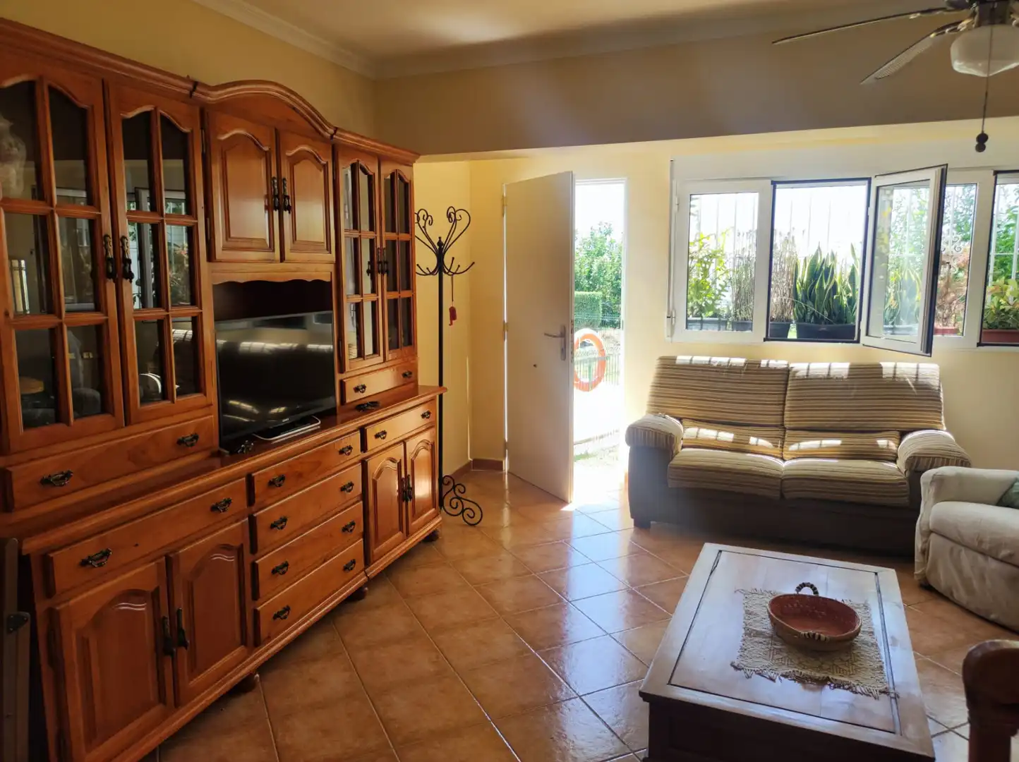 Sala d'estar de Casa adosada de lloguer en Torremolinos amb Terrassa, Moblat i Rentadora