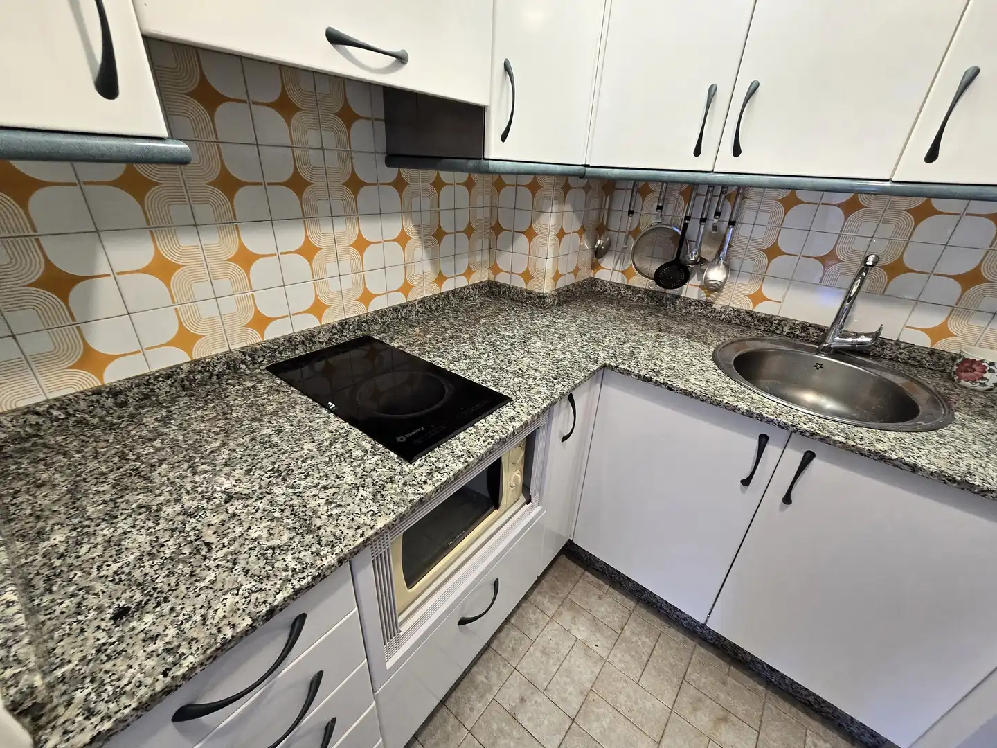Cuina de Pis de lloguer en Vigo  amb Calefacció, Parquet i Moblat