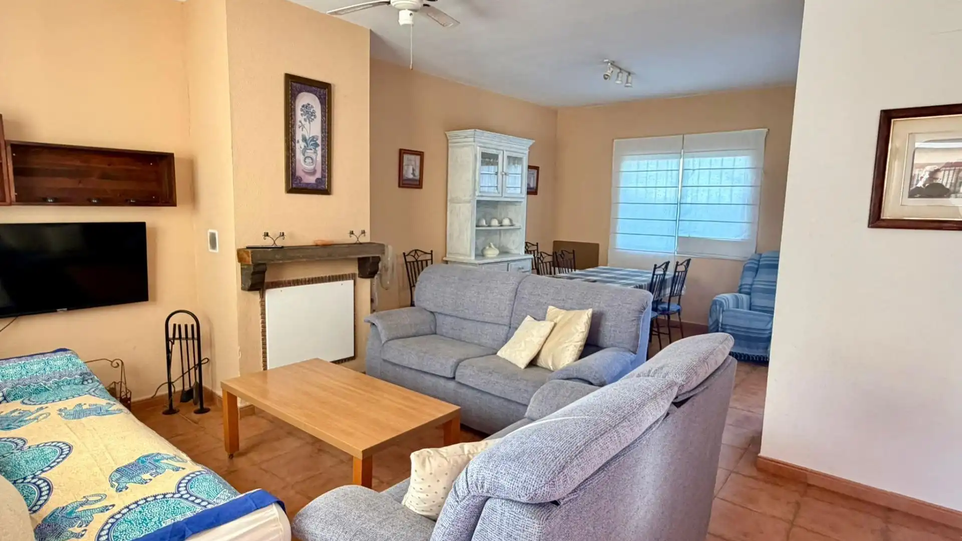 Sala d'estar de Casa adosada en venda en Fuente de Piedra amb Jardí privat, Terrassa i Moblat