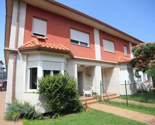 Vista exterior de Casa o xalet en venda en Piélagos amb Calefacció, Jardí privat i Terrassa