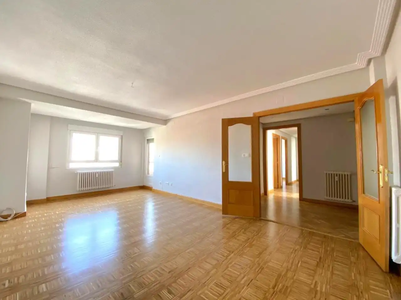 Sala d'estar de Pis en venda en León Capital  amb Calefacció, Parquet i Terrassa