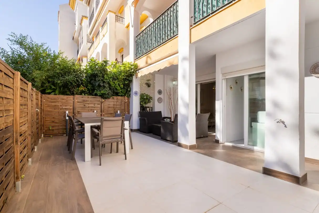Terrasse von Wohnung zum Verkauf in Marbella mit Klimaanlage, Heizung und Privatgarten
