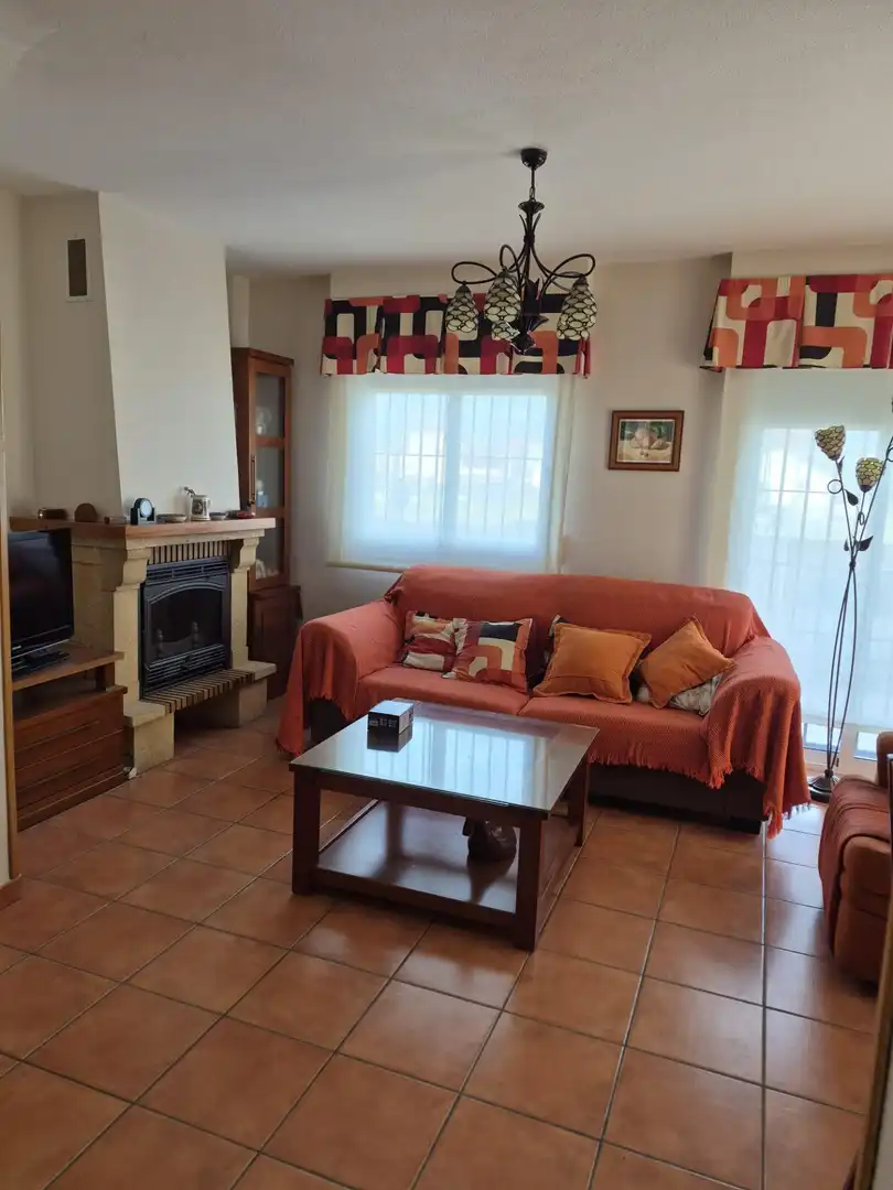Wohnzimmer von Einfamilien-Reihenhaus zum Verkauf in Murcia mit Klimaanlage, Heizung und Privatgarten