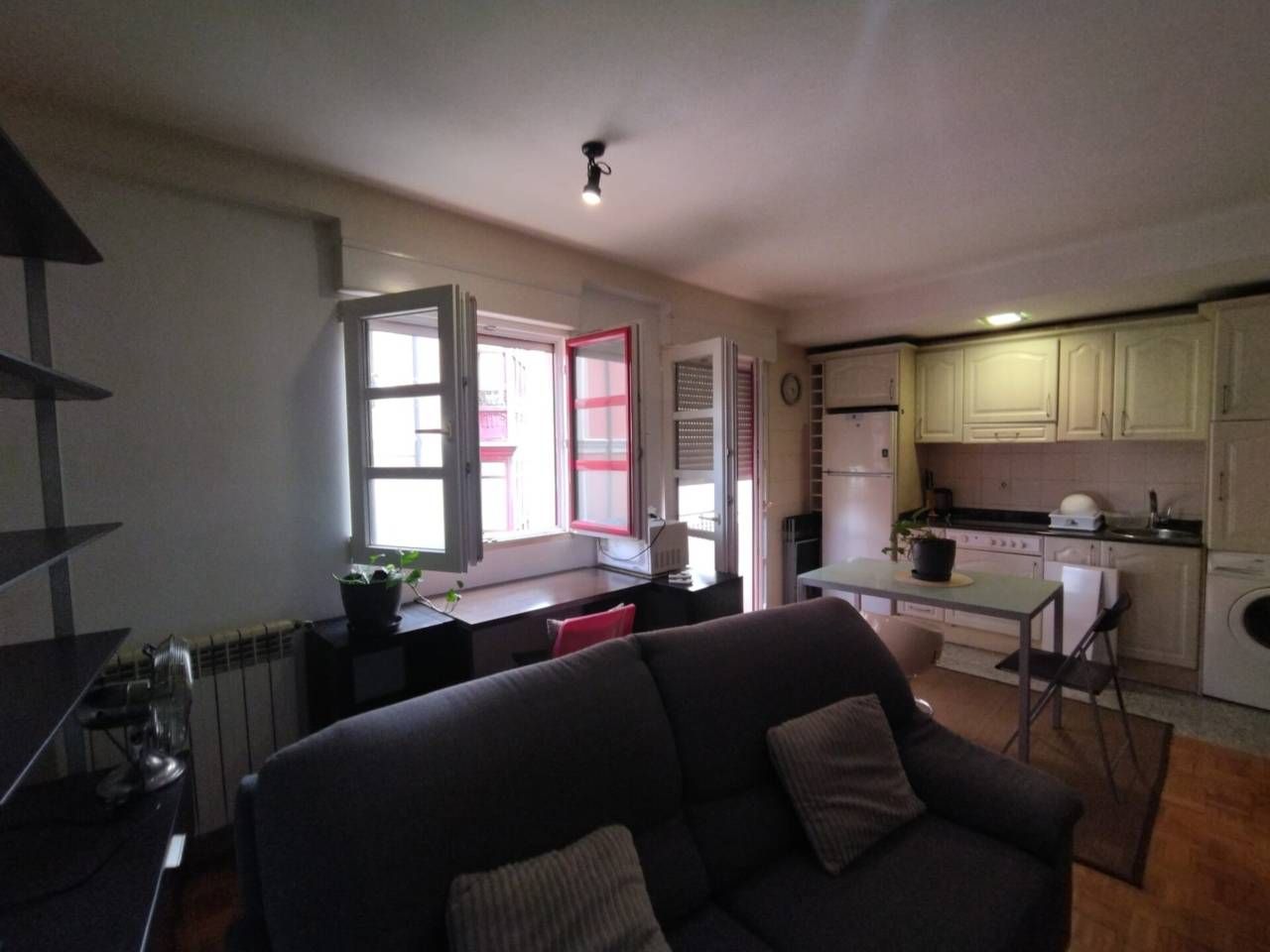Sala d'estar de Pis de lloguer en  Logroño amb Calefacció, Parquet i Moblat