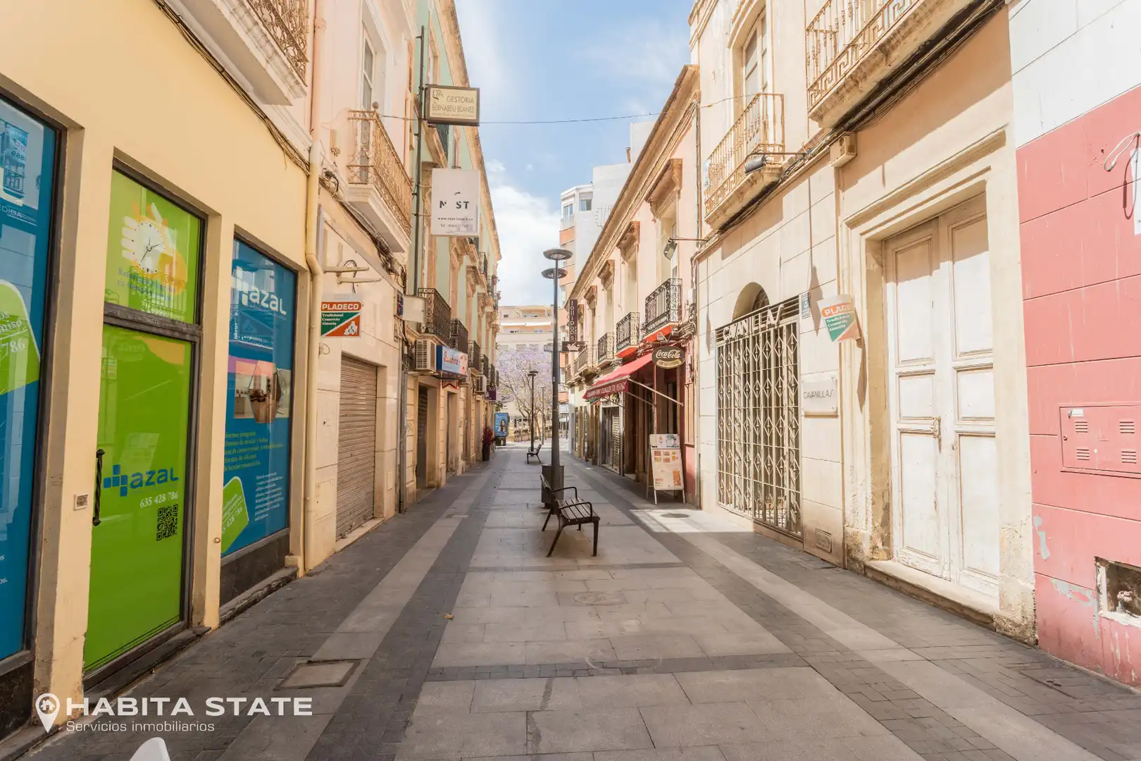 Vista exterior de Edifici en venda en Almería