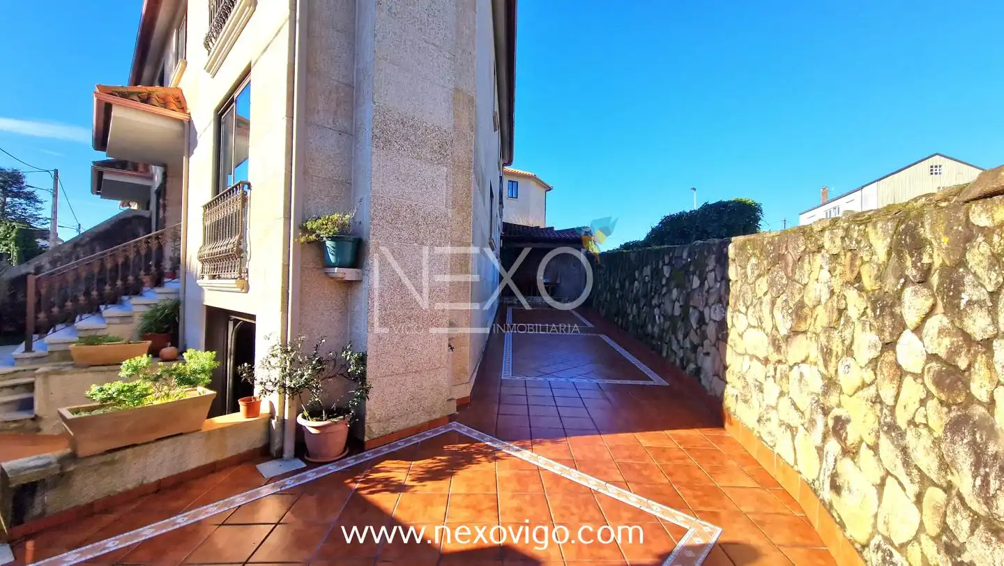 Vista exterior de Casa adosada en venta en Cangas  con Calefacción, Trastero y Amueblado