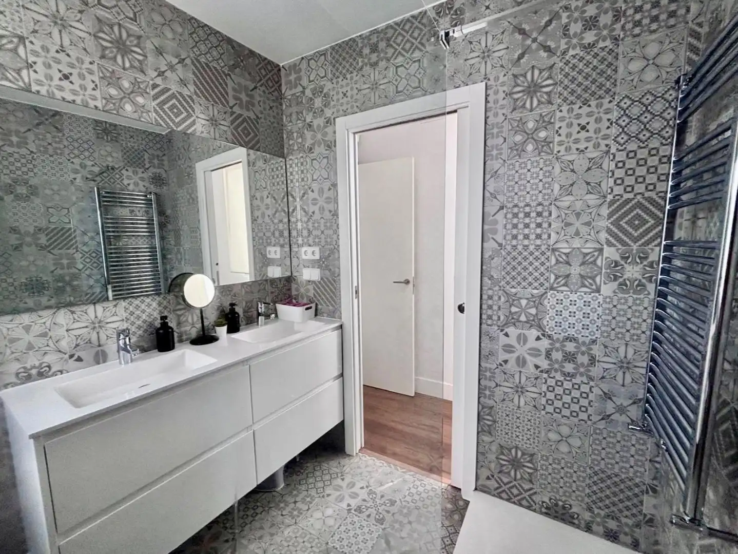 Badezimmer von Dachboden zum Verkauf in  Madrid Capital mit Klimaanlage, Terrasse und Balkon