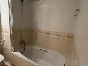Bathroom of Flat for rent in Madrid  with Air Conditioner, Heating and Parquet flooring