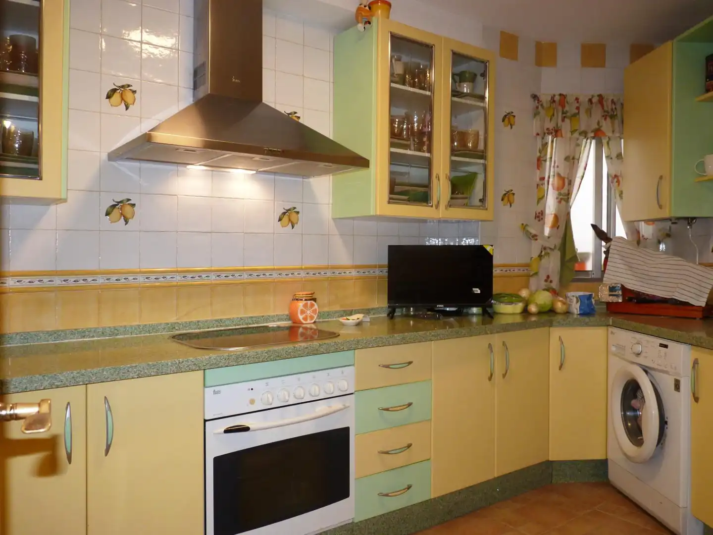 Kitchen of Flat for sale in Sevilla  with Air Conditioner and Storage room