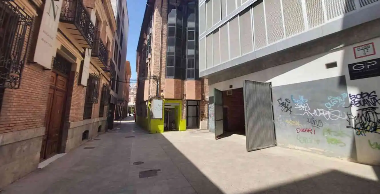 Local comercial de lloguer a Calle Alfaro 10