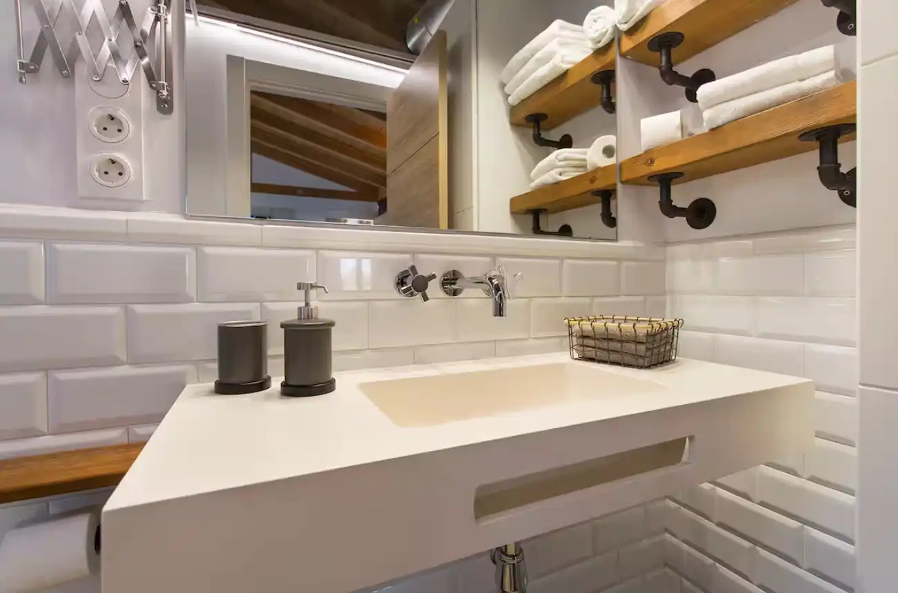 Badezimmer von Wohnungen zur Miete in Granada mit Klimaanlage, Heizung und Parkett