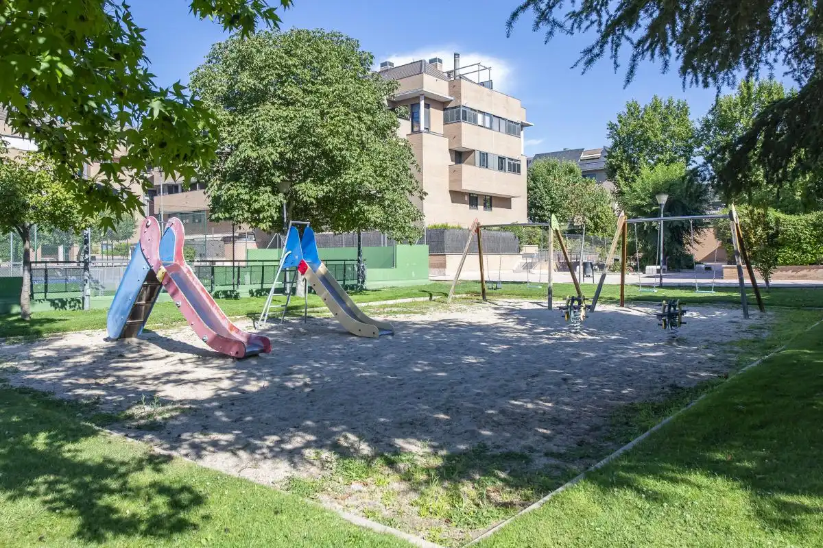 Aparcament de Àtic en venda en Pozuelo de Alarcón amb Aire condicionat, Calefacció i Jardí privat