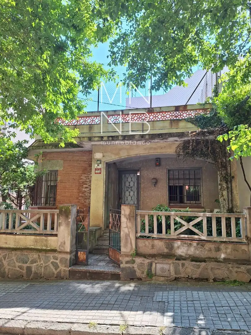 Vista exterior de Casa adosada en venda en Mataró amb Calefacció, Jardí privat i Terrassa