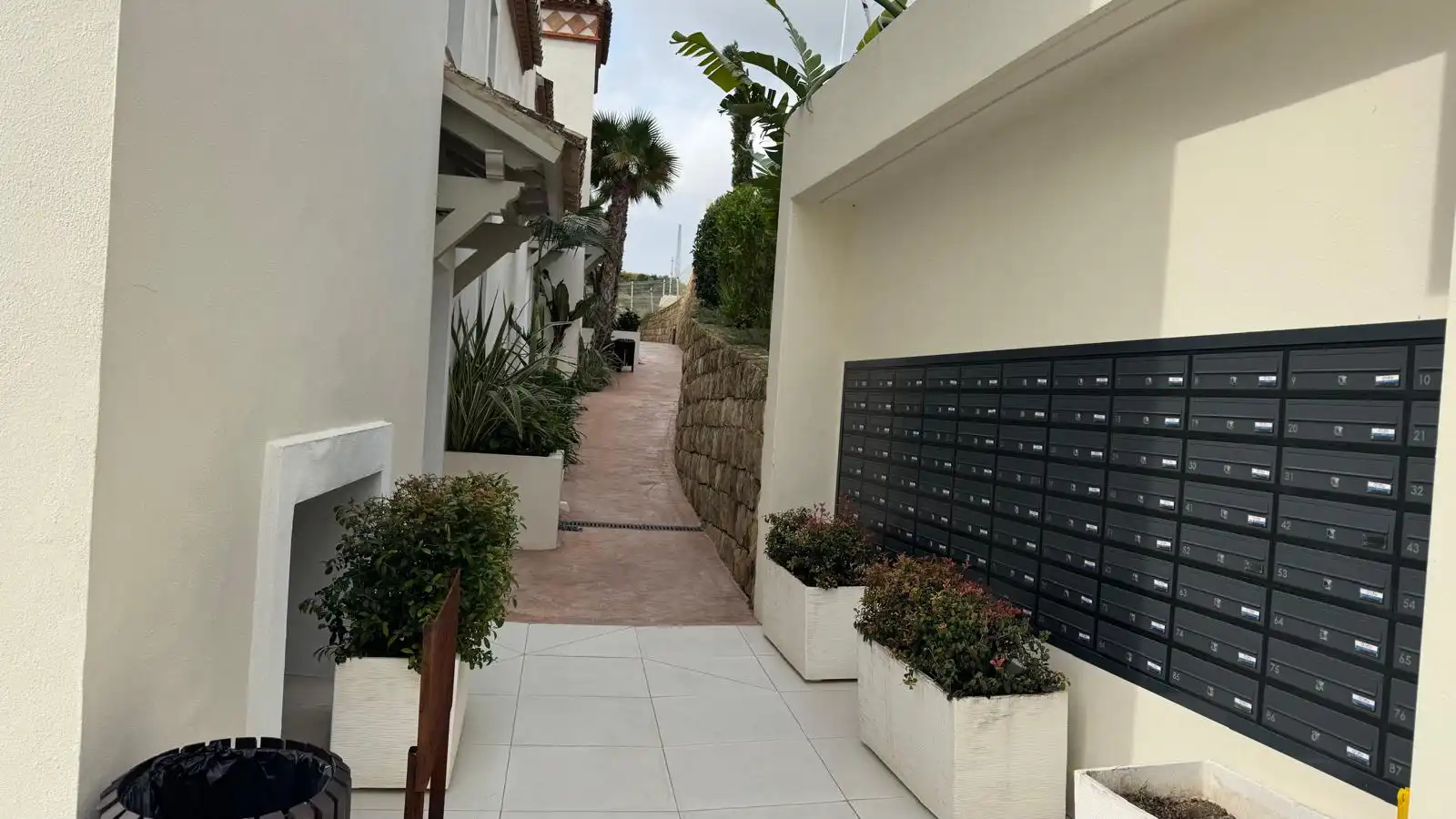 Einfamilien-Reihenhaus zum Verkauf in Estepona mit Klimaanlage, Terrasse und Ofen
