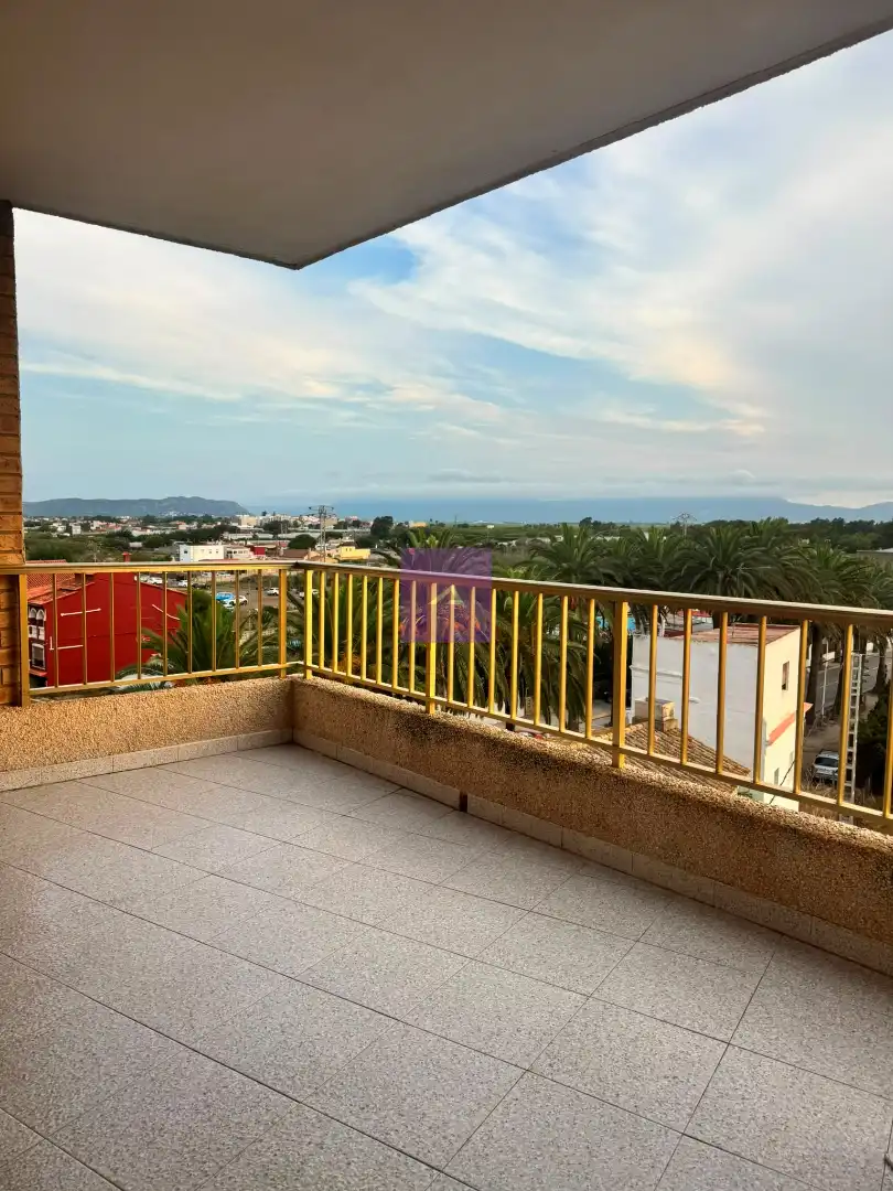 Apartament amb terrassa en venda a Carrer Riu Sénia