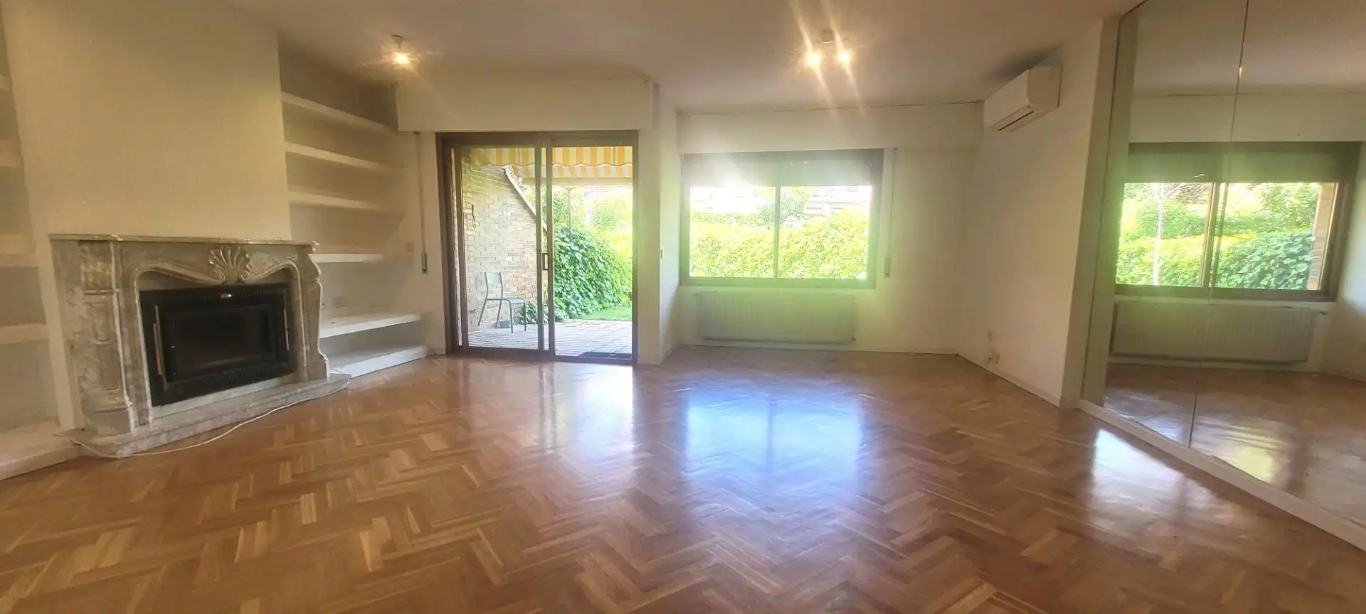 Sala d'estar de Casa adosada de lloguer en Majadahonda amb Calefacció, Jardí privat i Parquet