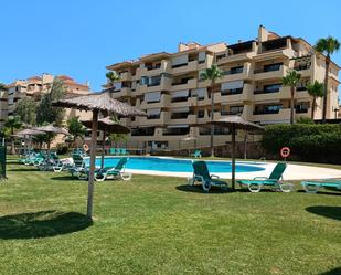 Vista exterior de Dúplex en venda en Estepona amb Aire condicionat, Terrassa i Piscina