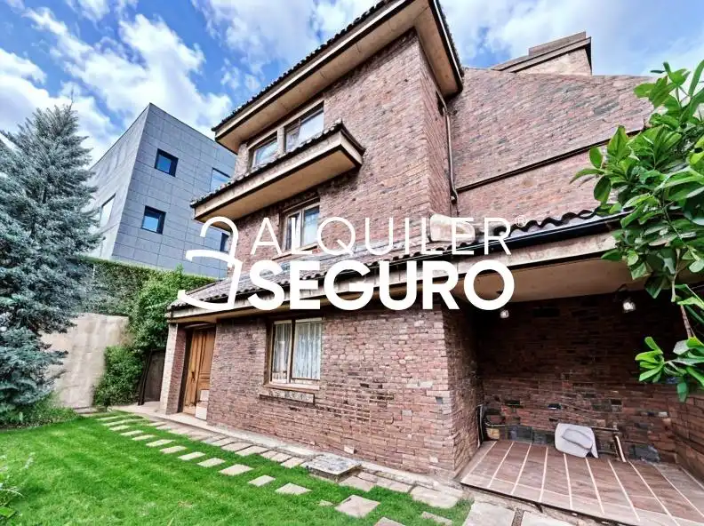 Exterior view of Houses for rent in Madrid  with Heating, Terrace and Storage room