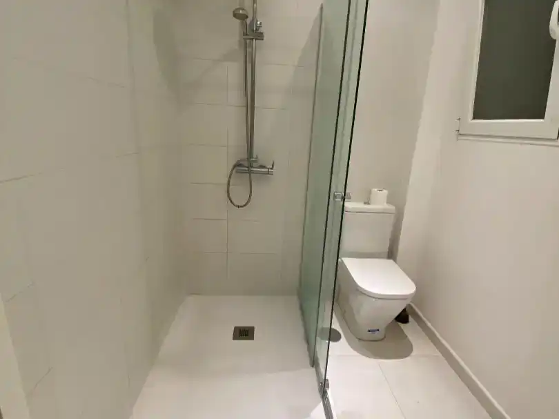 Badezimmer von Erdgeschoss zur Miete in  Madrid Capital