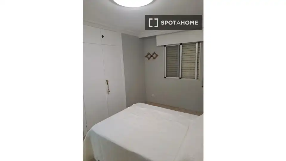 Dormitori de Apartament per a compartir en Sevilla amb Aire condicionat, Terrassa i Moblat