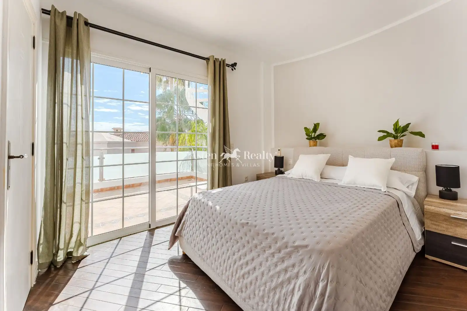 Schlafzimmer von Dachboden zum Verkauf in Adeje mit Klimaanlage, Terrasse und Schwimmbad