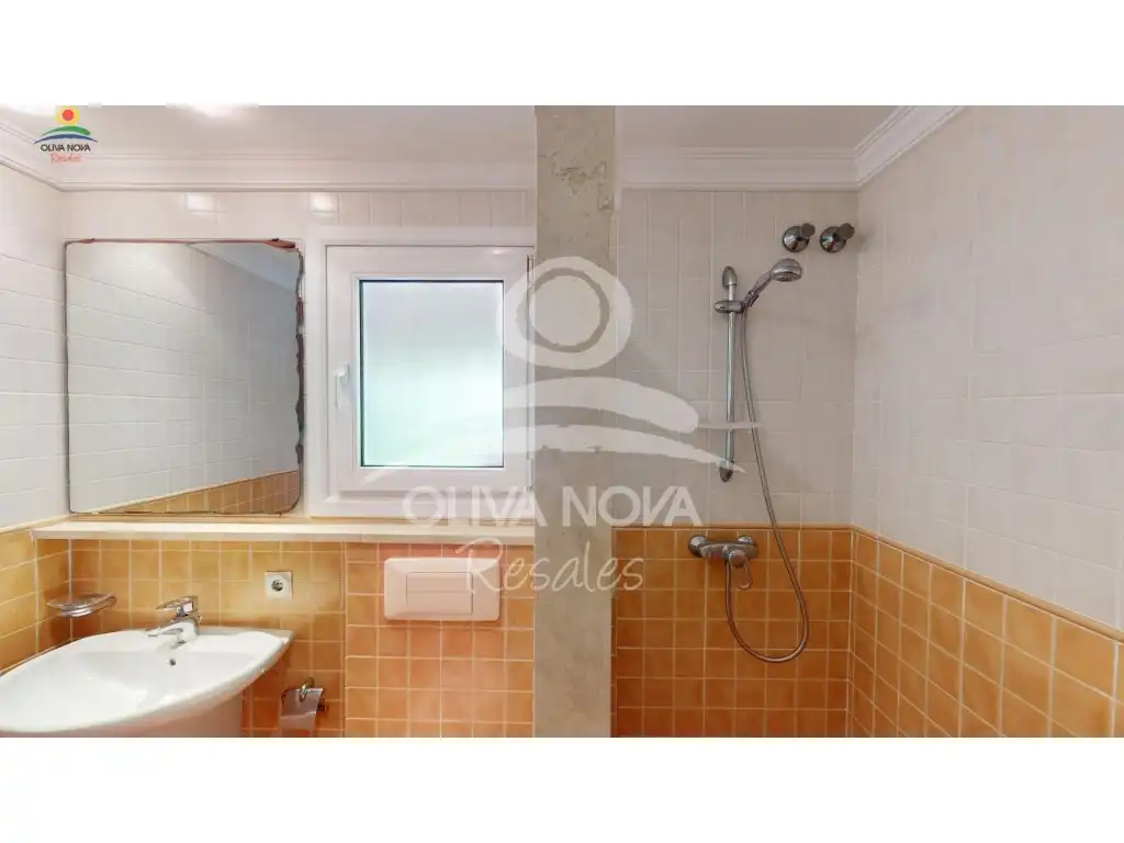 Bany de Casa o xalet en venda en Oliva amb Jardí privat, Terrassa i Piscina
