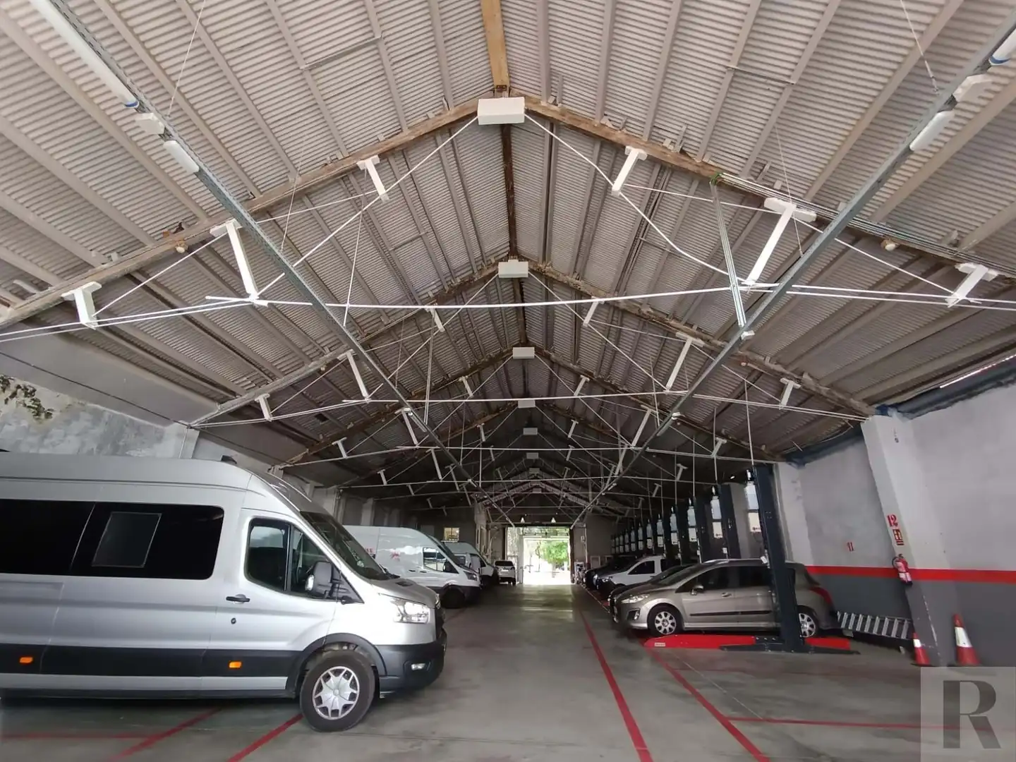 Parkplatz von Fabrikhallen zur Miete in Barcelona