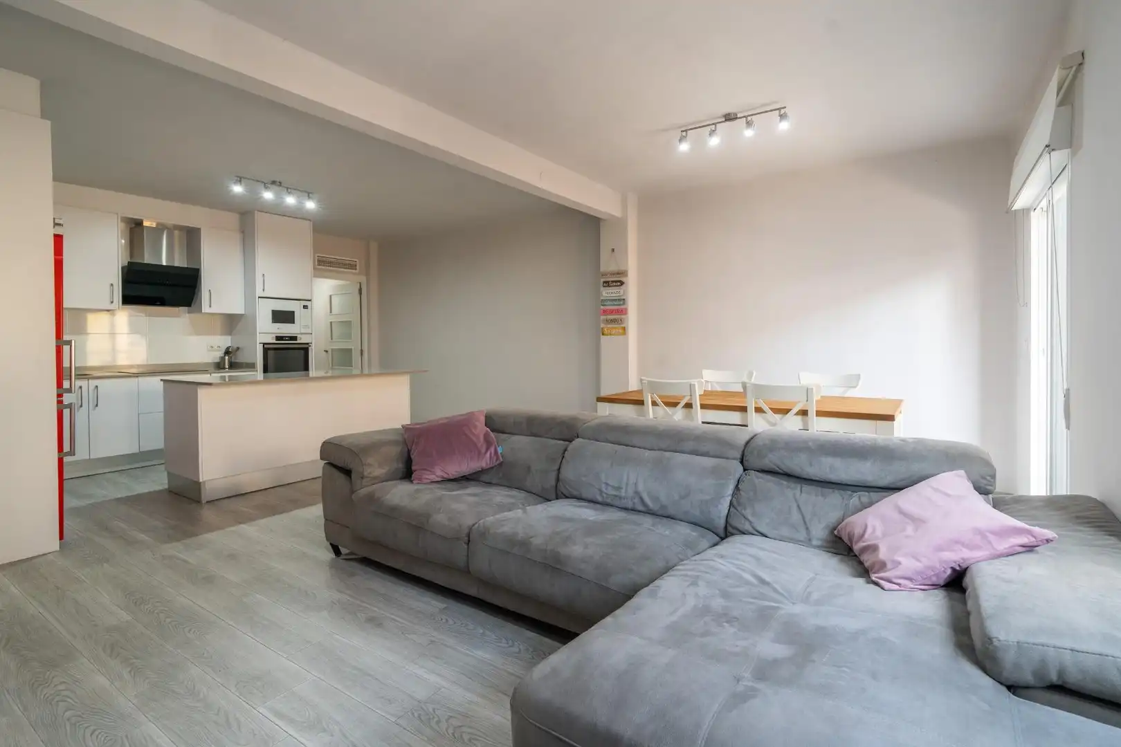 Living room of Flat for sale in Silla  with Air Conditioner and Balcony