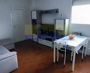 Sala d'estar de Pis de lloguer en Castro-Urdiales amb Moblat