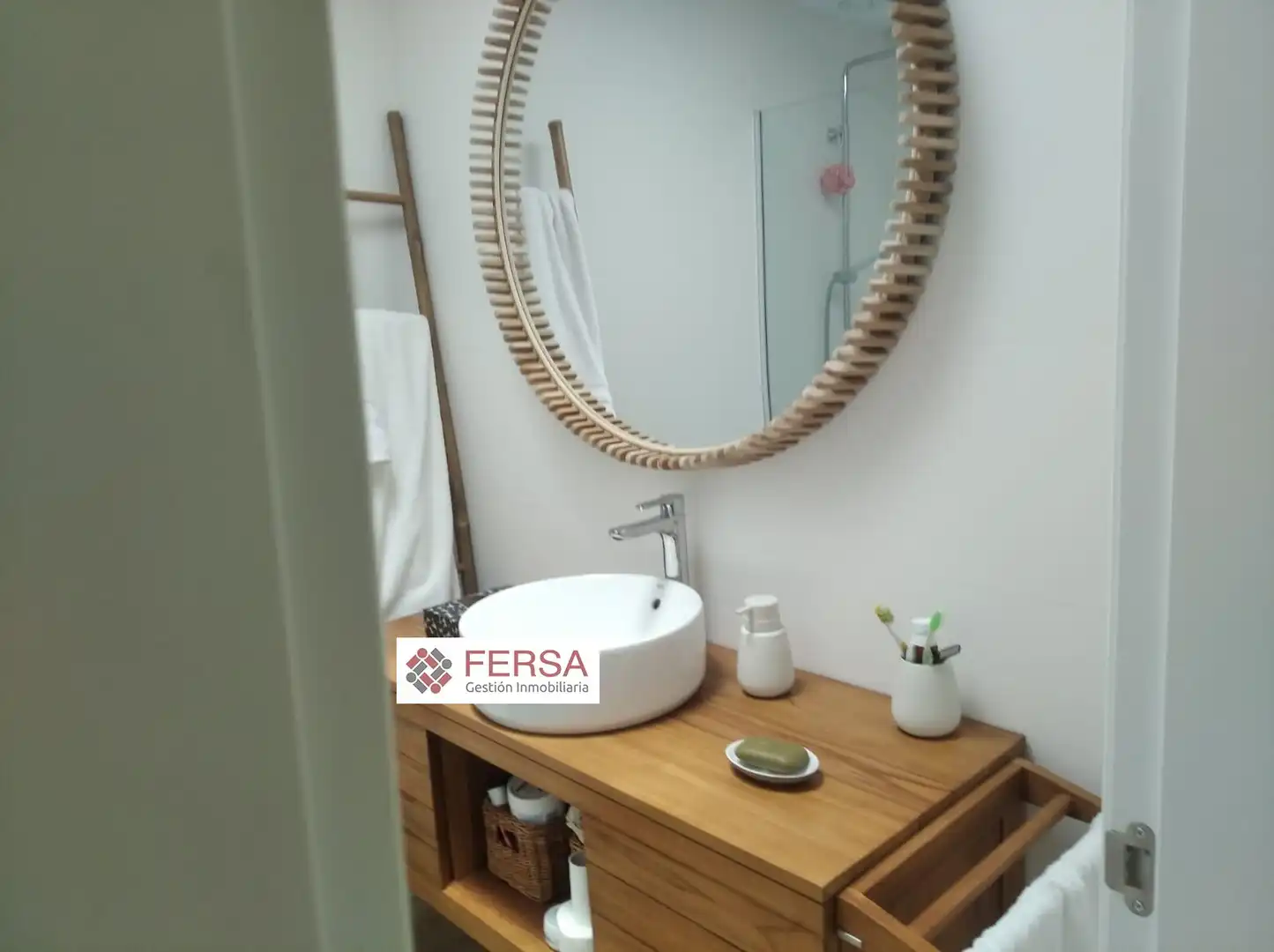 Baño de Casa adosada de alquiler en El Puerto de Santa María con Aire acondicionado, Calefacción y Jardín privado
