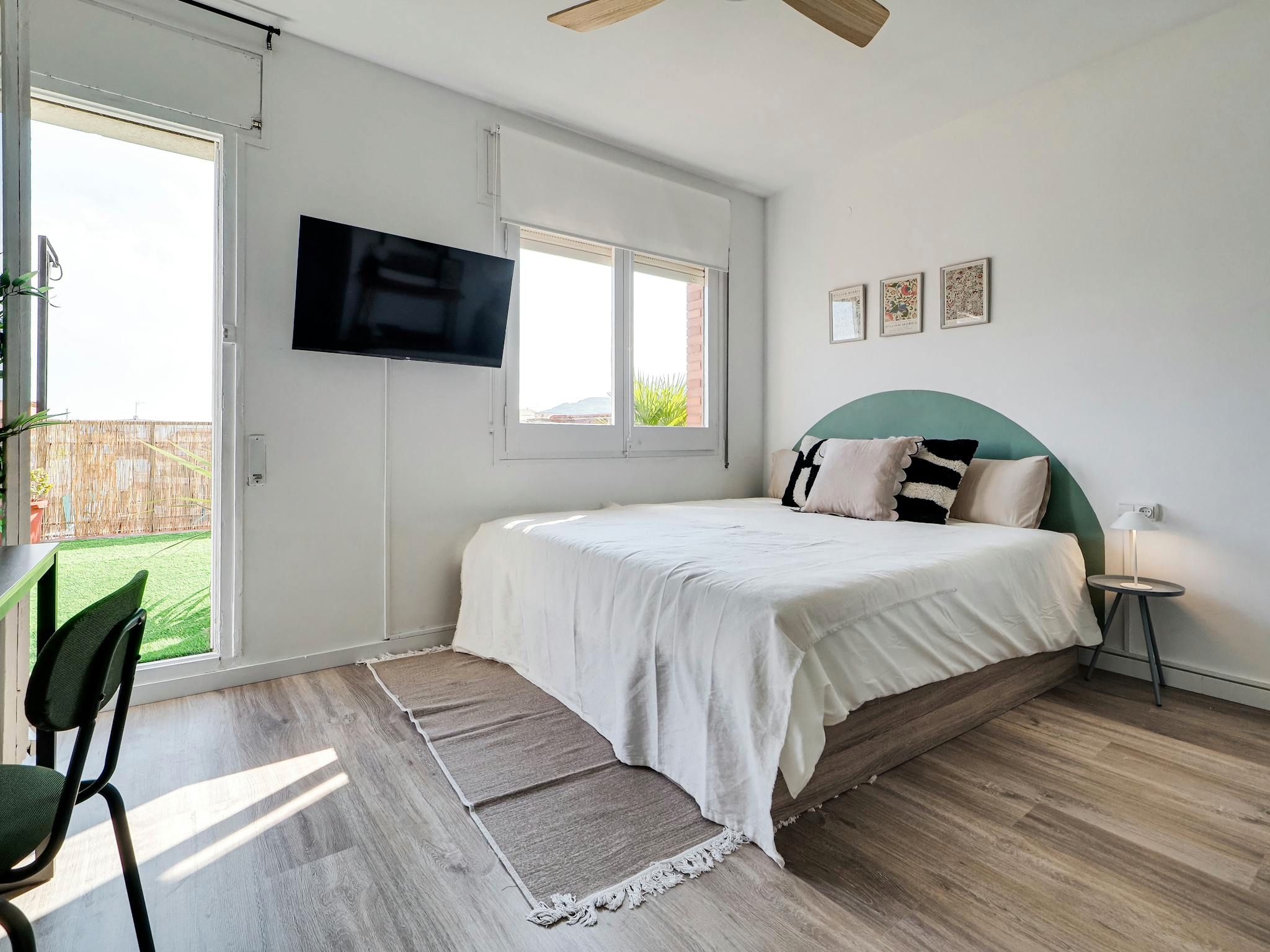 Bedroom of Flat for share in  Barcelona Capital  with Heating, Private garden and Furnished