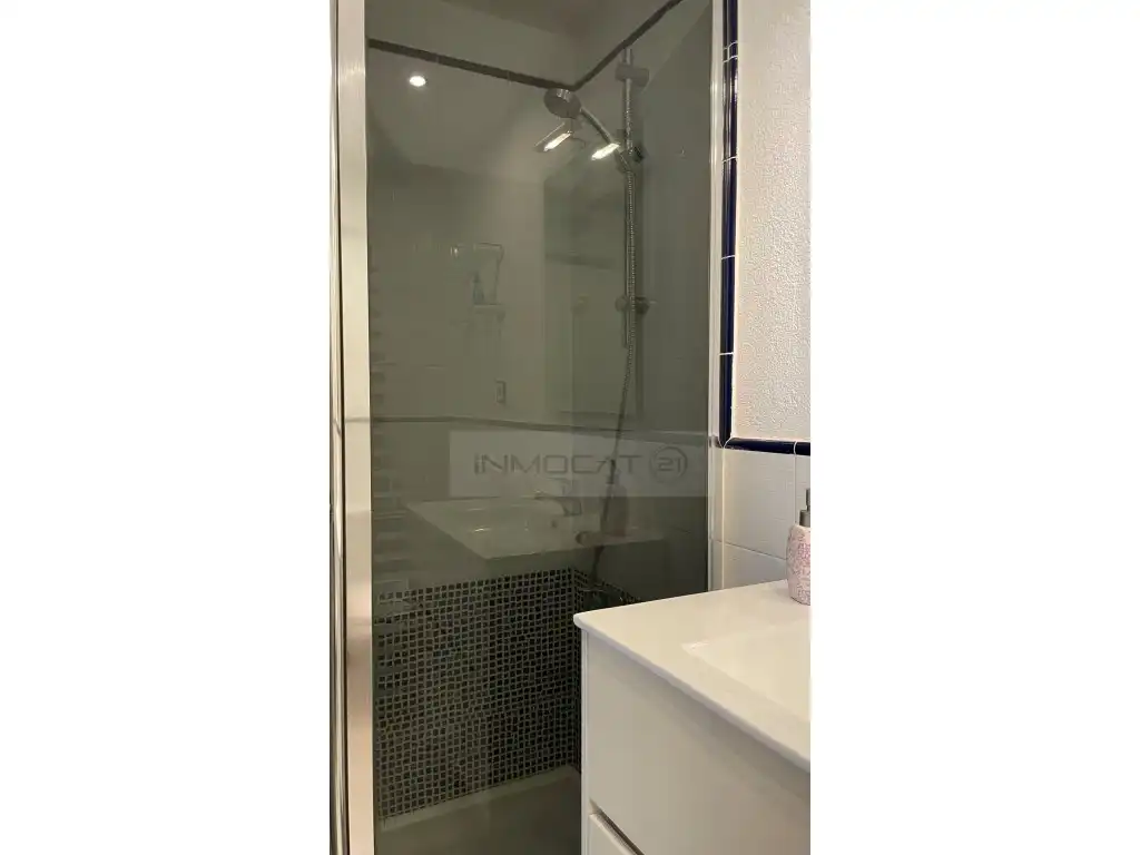 Badezimmer von Einfamilien-Reihenhaus zum Verkauf in Sitges mit Heizung, Terrasse und Möbliert