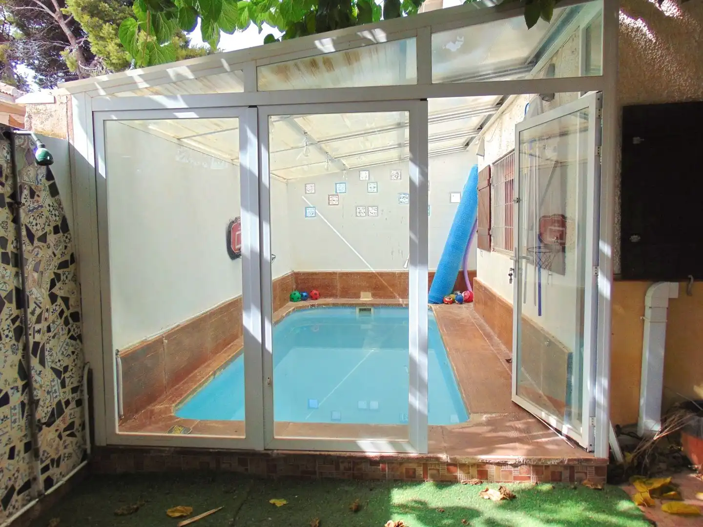 Piscina de Casa adosada en venda en San Pedro del Pinatar amb Aire condicionat, Calefacció i Jardí privat