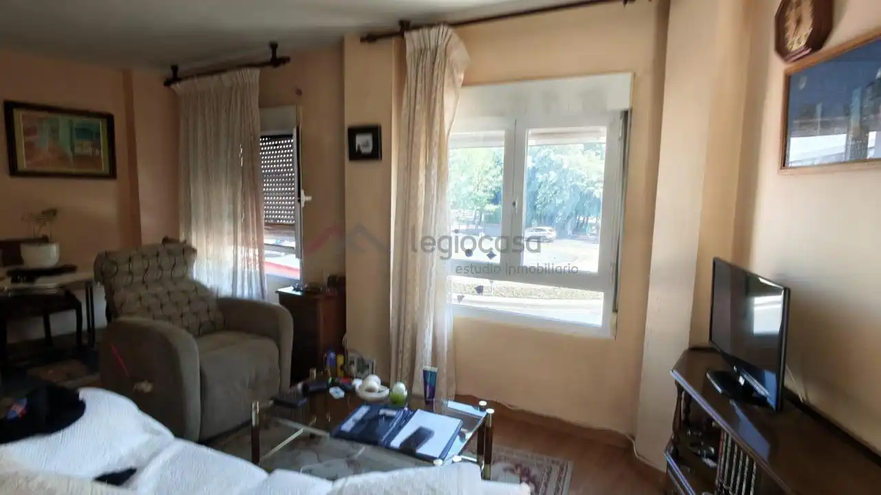 Sala d'estar de Pis en venda en León Capital  amb Calefacció