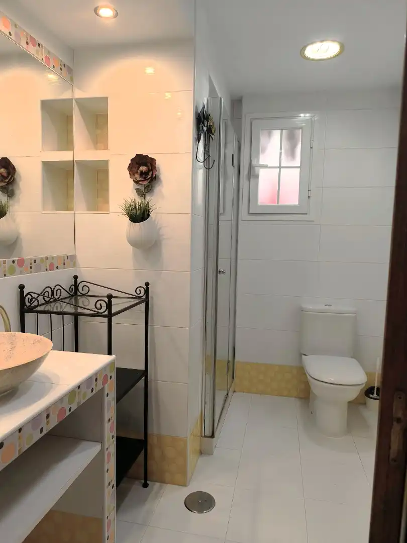 Bathroom of Flat for sale in Sevilla  with Air Conditioner, Heating and Balcony
