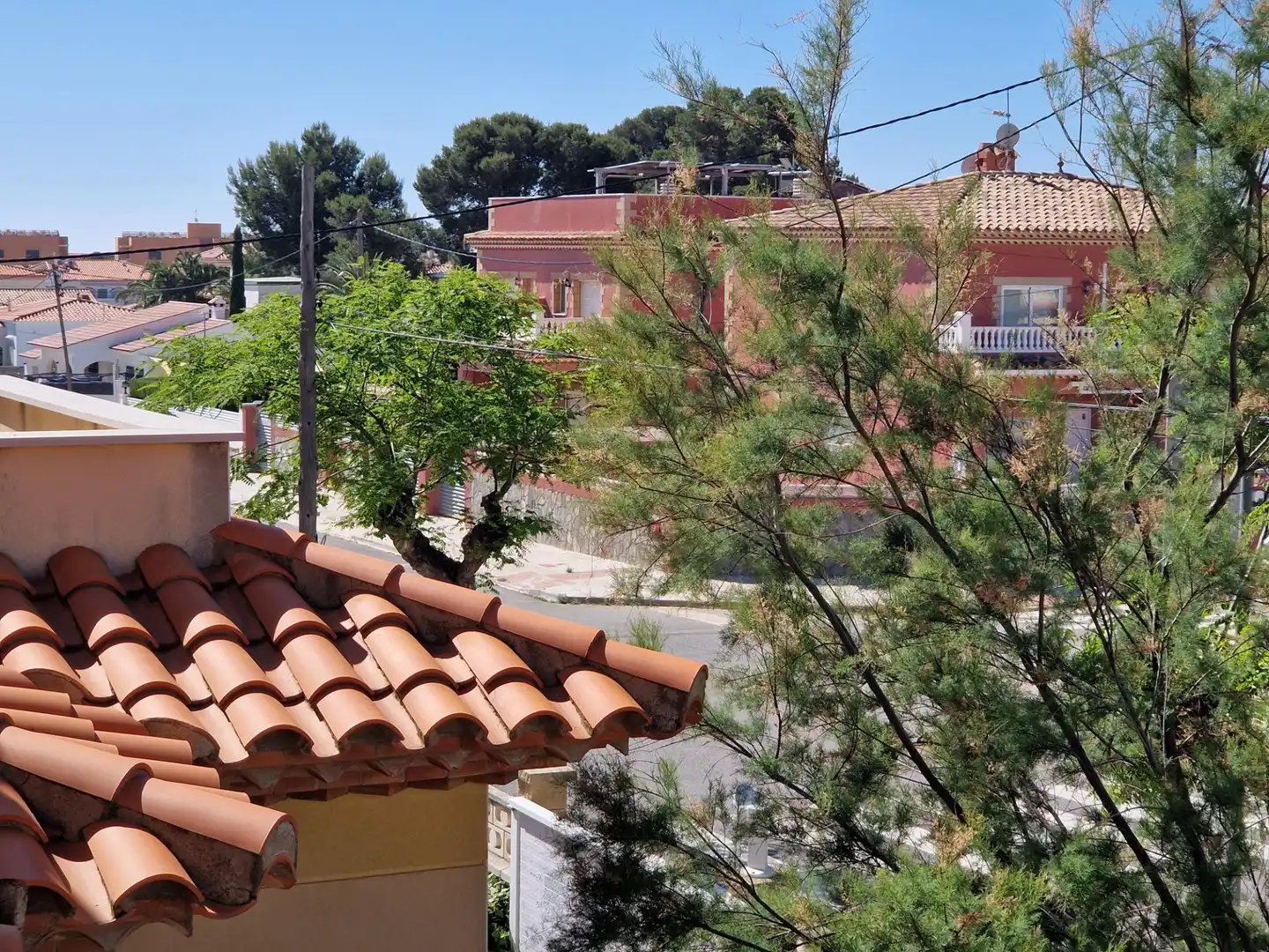 Außenansicht von Einfamilien-Reihenhaus zum Verkauf in Mont-roig del Camp mit Privatgarten, Terrasse und Möbliert