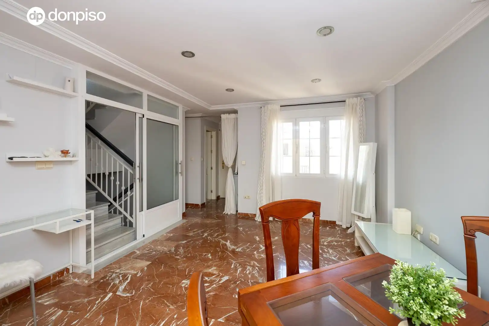 Casa aparellada amb terrassa en venda a MARIA PINET 10, imagen 10