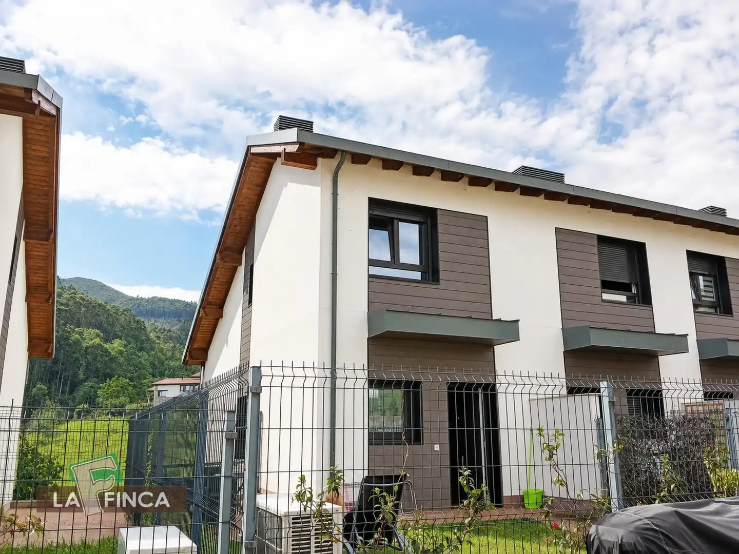 Vista exterior de Casa o xalet en venda en Caravia amb Calefacció, Terrassa i Moblat