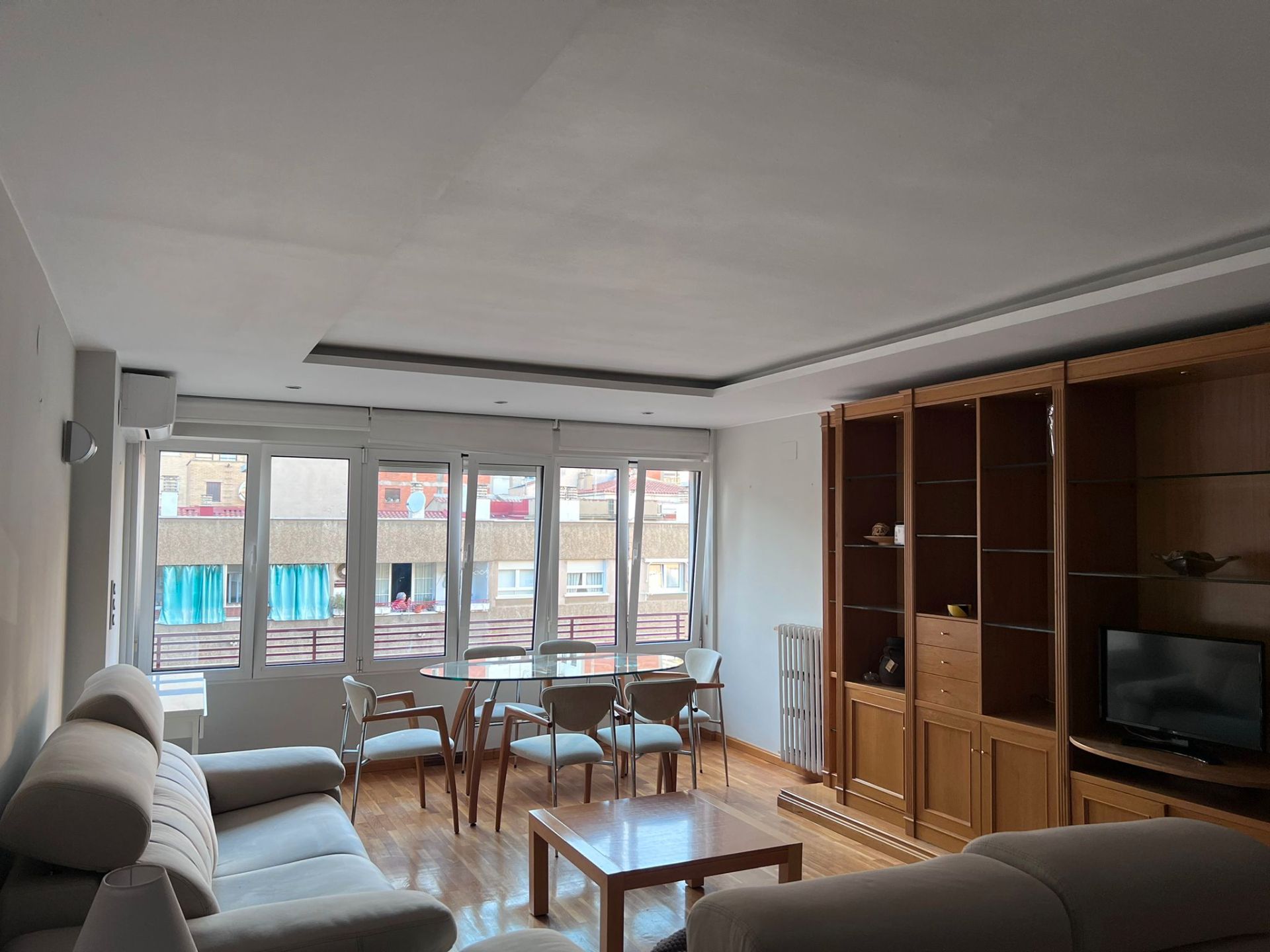 Sala d'estar de Pis de lloguer en  Zaragoza Capital amb Calefacció, Parquet i Moblat