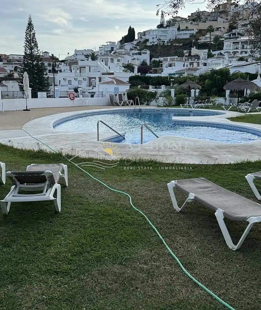 Piscina de Dúplex en venta en Nerja con Terraza