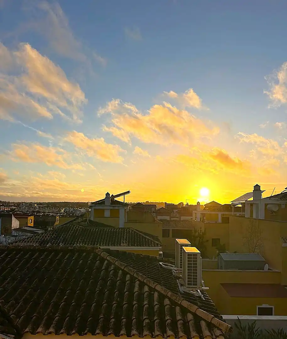 Vista exterior de Casa o xalet en venda en Dos Hermanas amb Aire condicionat, Traster i Piscina comunitària