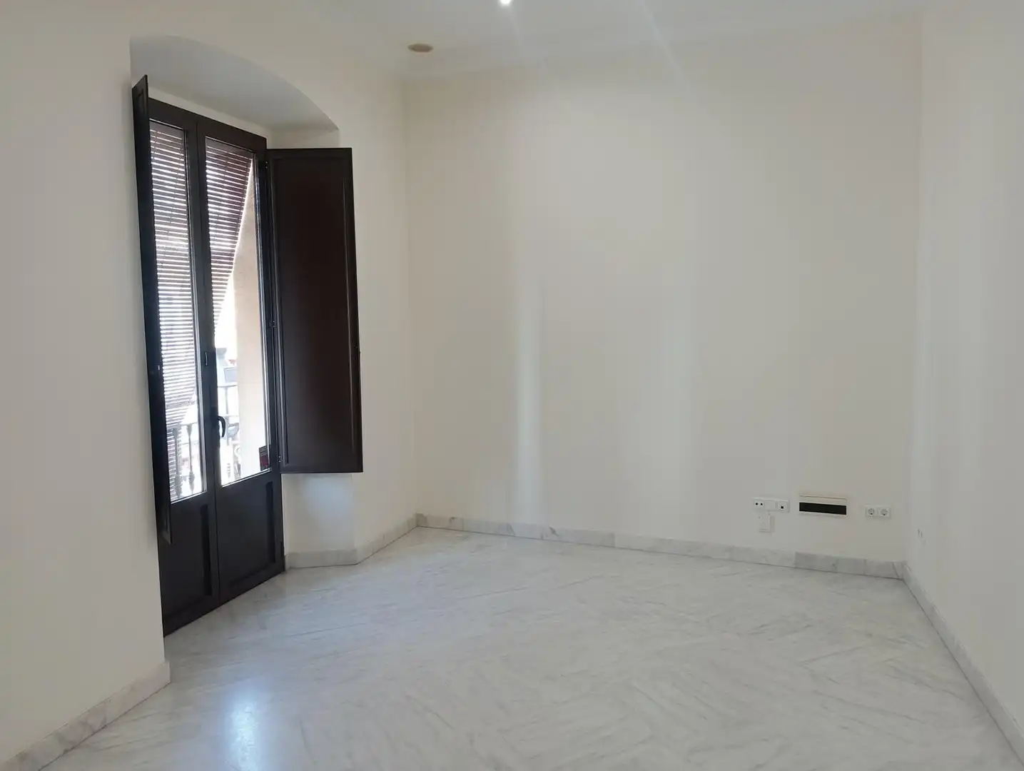 Flat for rent in Sevilla  with Air Conditioner, Storage room and Balcony