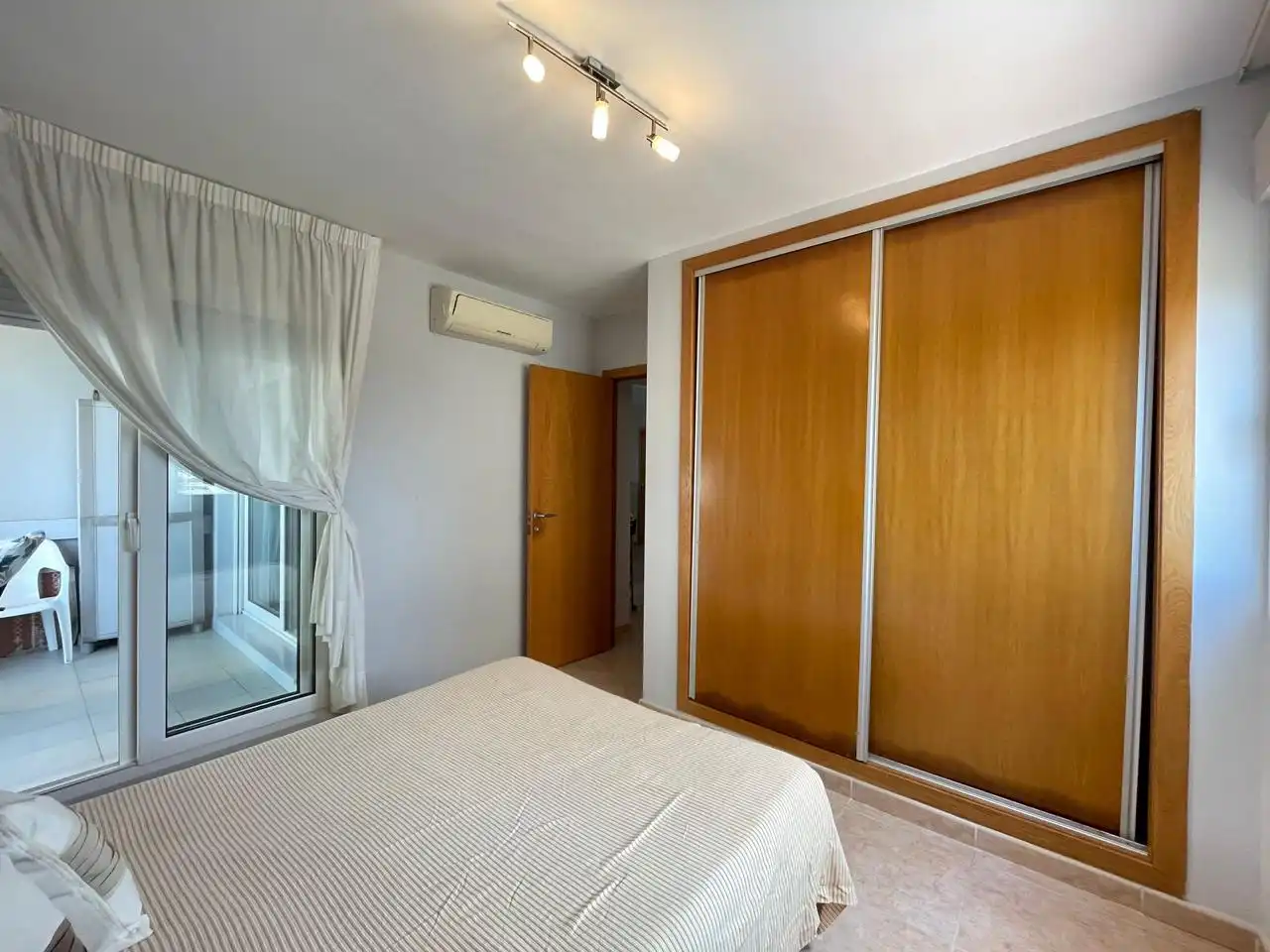 Dormitori de Apartament en venda en La Manga del Mar Menor amb Aire condicionat, Terrassa i Piscina