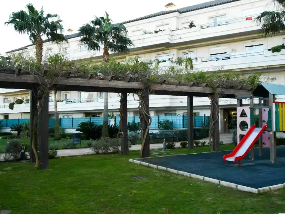 Terrasse von Wohnung zur Miete in Los Barrios mit Schwimmbad und Balkon